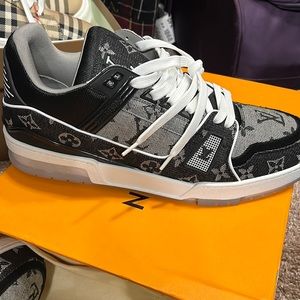 Louis Vuitton shoes only wore them once